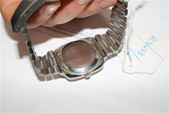 A gentlemans stainless steel Omega automatic wrist watch with day/date aperture.